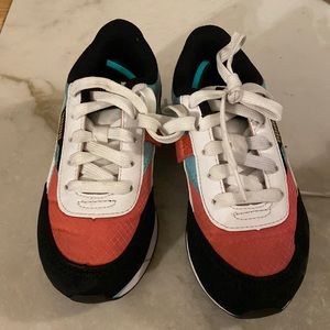 Wel kept kids puma’s size 12C great colors.